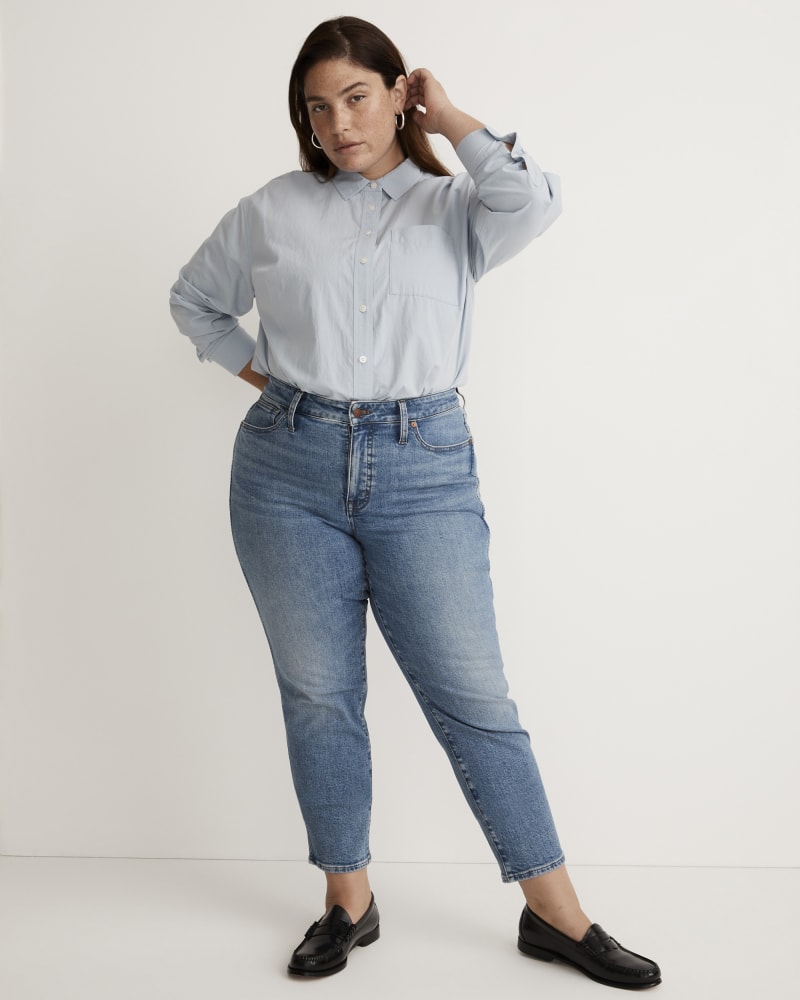 Front of a model wearing a size 16W Stovepipe Jeans in Calliston Wash by Madewell. | dia_product_style_image_id:327714